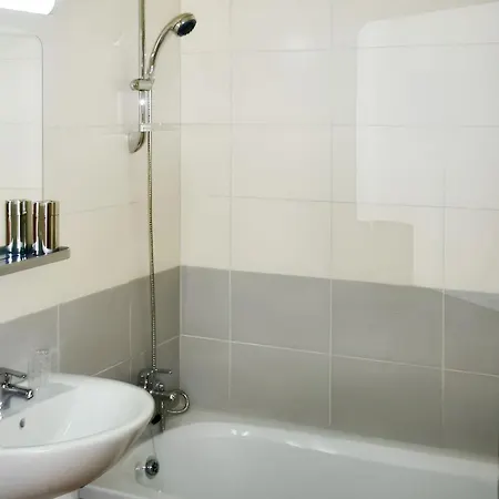 Apartment Seaside Terrace Retreat: 2br With Pool Near Larnaca *